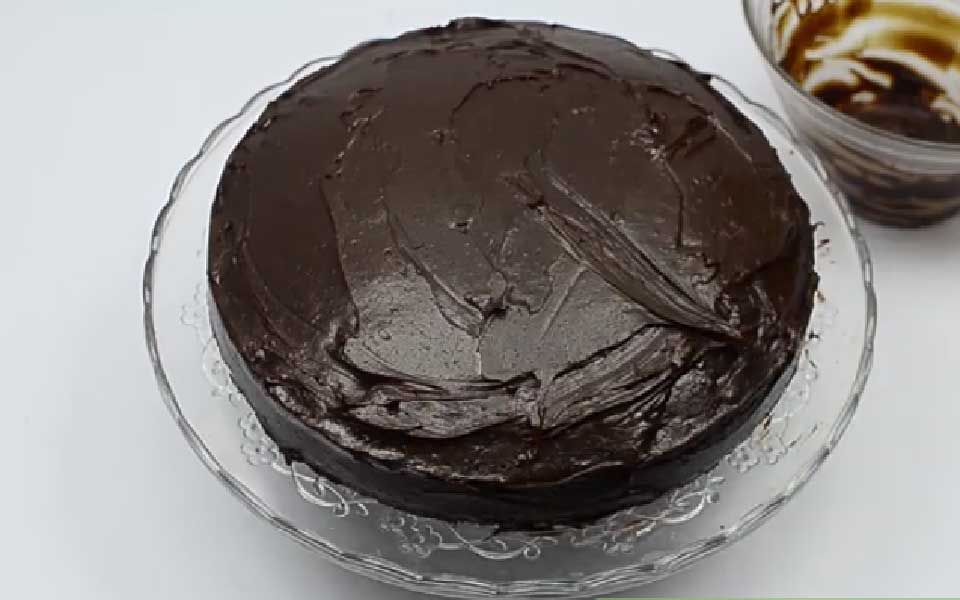تزیین کیک ساده خانگی با شکلات