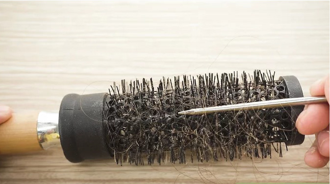 نحوه تمیز کردن انواع برس و شانه ، خارج کردن موها از برس